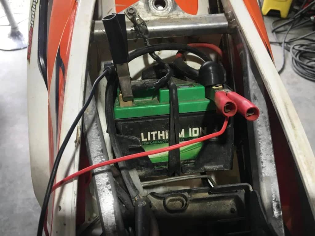 Jakim prądem ładować akumulator motocyklowy, aby uniknąć uszkodzeń?