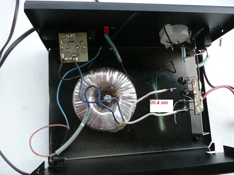 Prostownik Romstan jak ładować akumulator bez ryzyka przeładowania