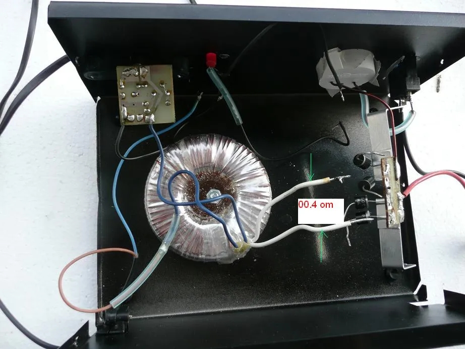 Prostownik Romstan jak ładować akumulator bez ryzyka przeładowania