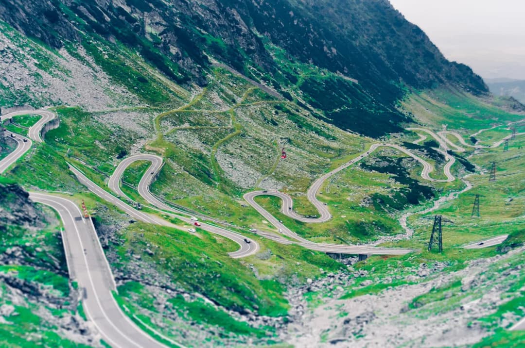 Najlepsze trasy motocyklowe w Rumunii – odkryj niezapomniane widoki