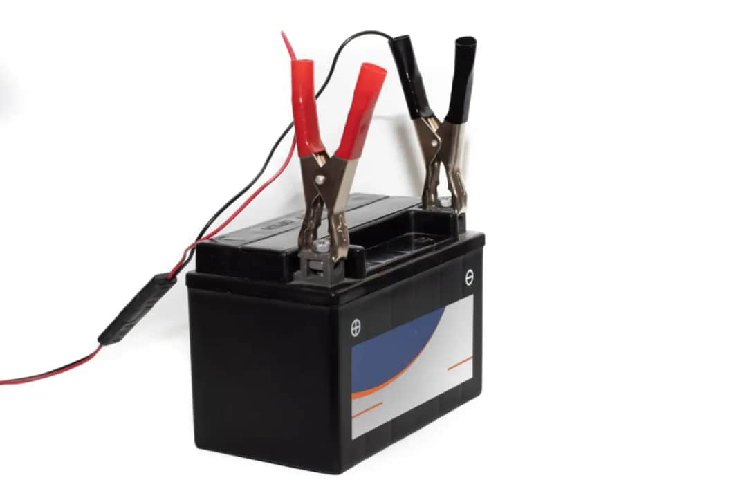 Czy można ładować akumulator motocyklowy prostownikiem samochodowym bez ryzyka?