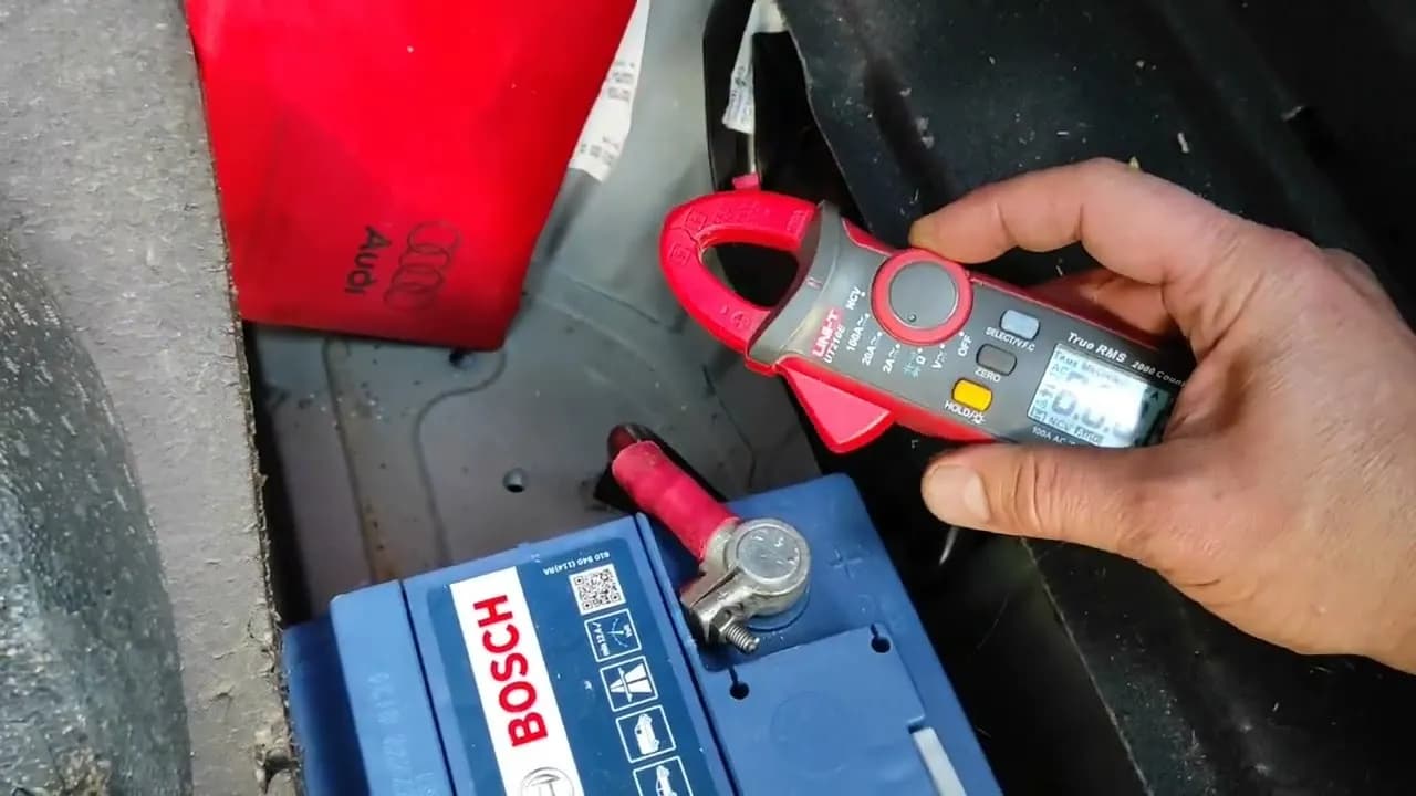 Audi A6 C6: Gdzie podłączyć prostownik, aby uniknąć problemów z akumulatorem Audi A6 C6: Gdzie podłączyć prostownik, aby uniknąć problemów z akumulatorem