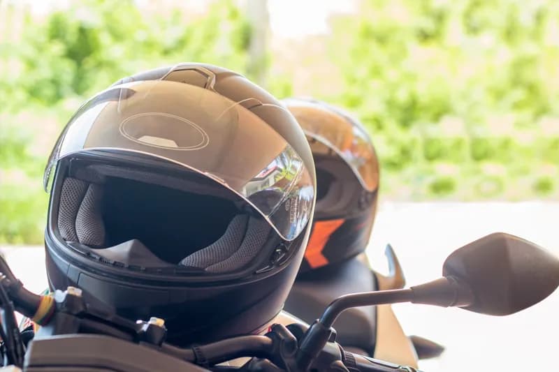 Jaki kask motocyklowy na początek - wybierz bezpieczny i komfortowy model