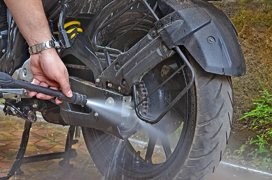 Jak skutecznie czyścić łańcuch motocyklowy – najlepsze metody i środki