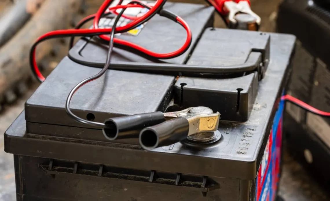 Jak prawidłowo podłączyć prostownik, aby uniknąć uszkodzenia akumulatora Jak prawidłowo podłączyć prostownik, aby uniknąć uszkodzenia akumulatora