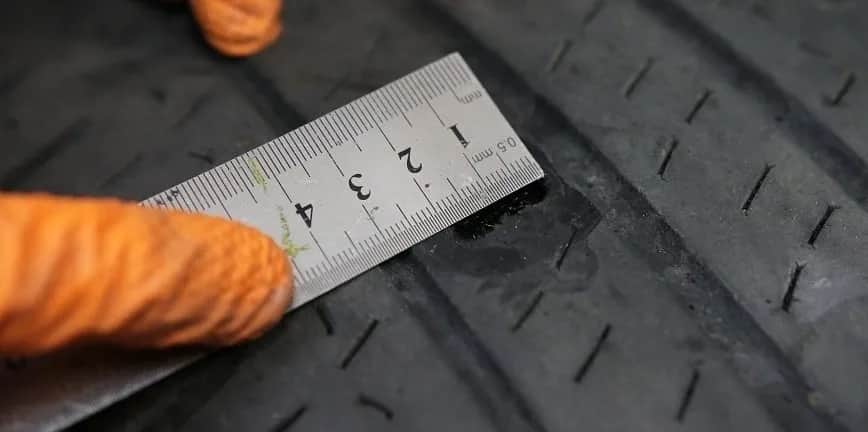 Czy kołkowanie opony jest bezpieczne? Wady, zalety i ryzyko naprawy