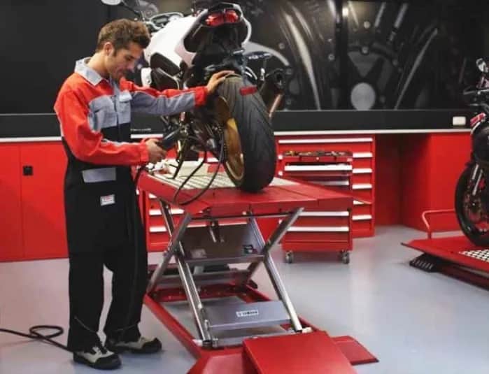 Ile zarabia mechanik motocyklowy w Polsce? Sprawdź średnie zarobki i czynniki wpływające na wynagrodzenie