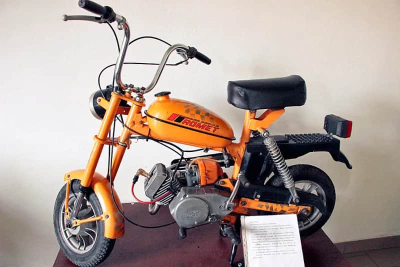 Czy motorower jest pojazdem silnikowym? Poznaj ważne przepisy i różnice