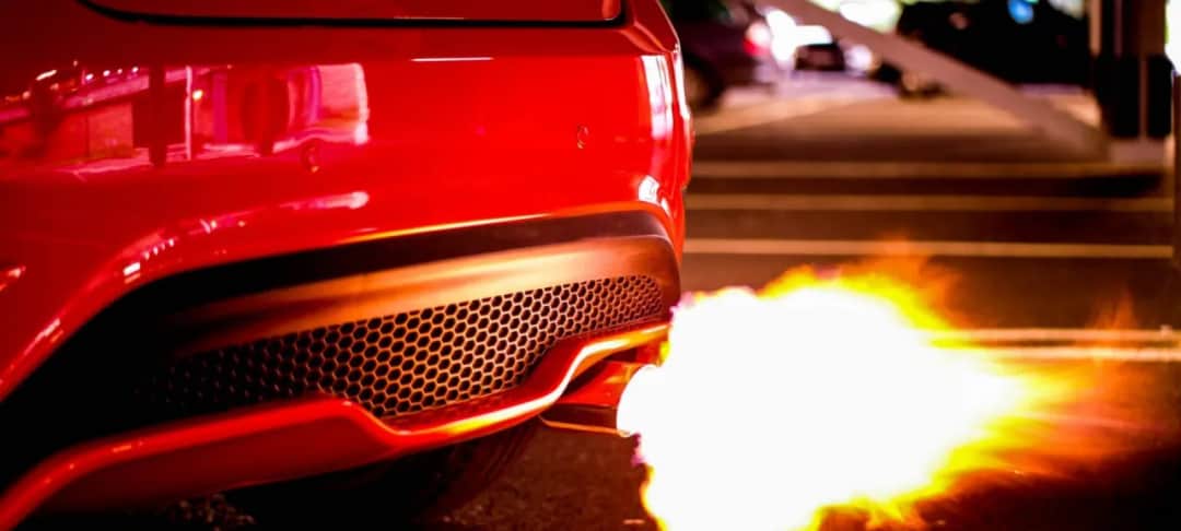 Czy strzelanie z wydechu jest legalne? Sprawdź konsekwencje prawne