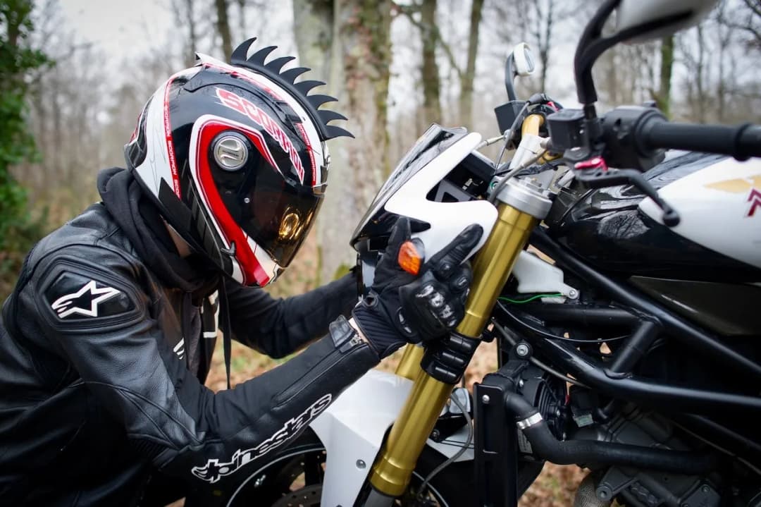 Jak zakładać kask motocyklowy, aby uniknąć niebezpieczeństw na drodze