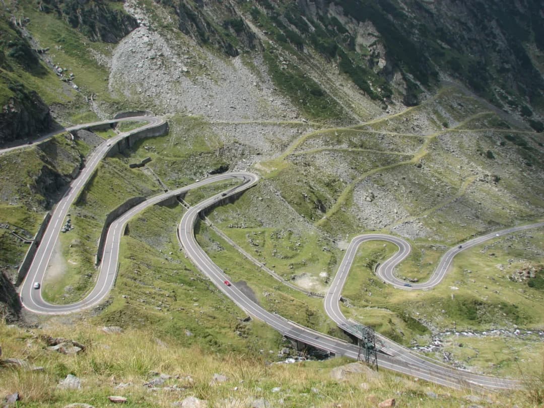 Najlepsze trasy motocyklowe na mapie – zaplanuj bezpieczną i niezapomnianą podróż