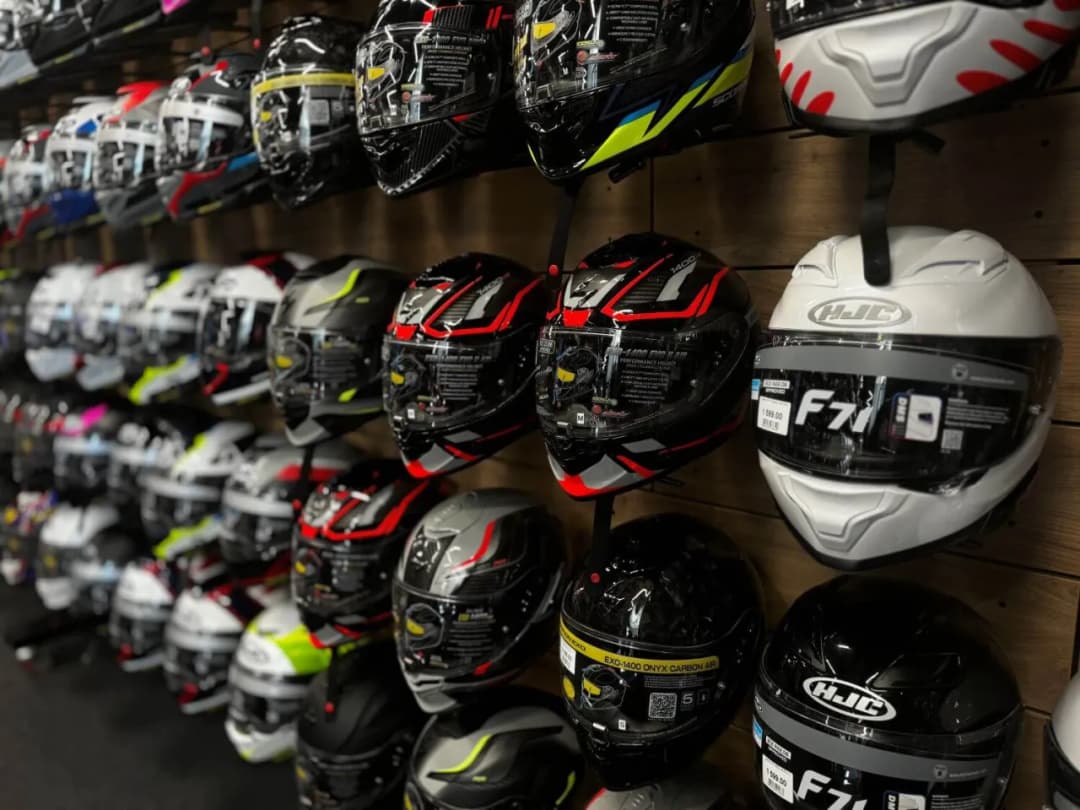 Jaki kask motocyklowy do 1500 zł? Najlepsze opcje, których musisz unikać