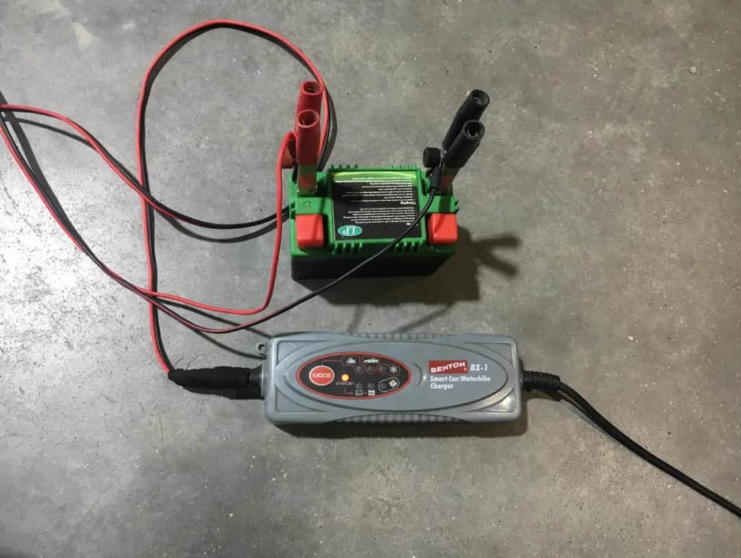 Ile ładować akumulator motocyklowy, by uniknąć jego uszkodzenia?