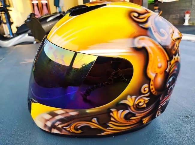 Jak pomalować kask motocyklowy bez utraty homologacji – poradnik krok po kroku