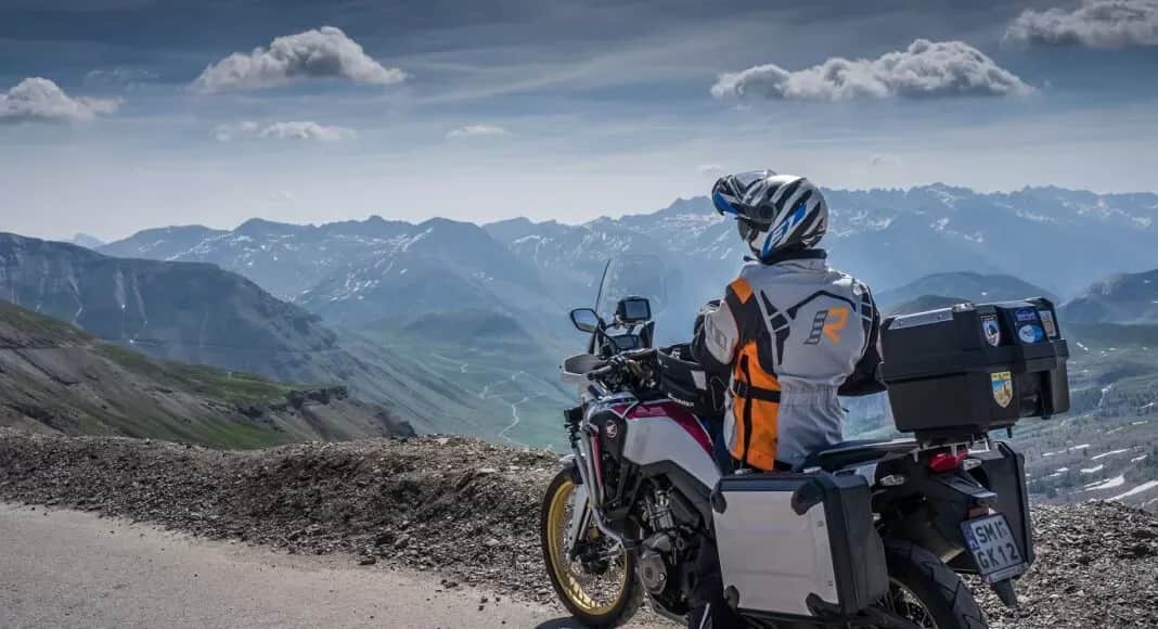 Najlepsze trasy motocyklowe w Alpach: porady, mapy i bezpieczne szlaki dla motocyklistów