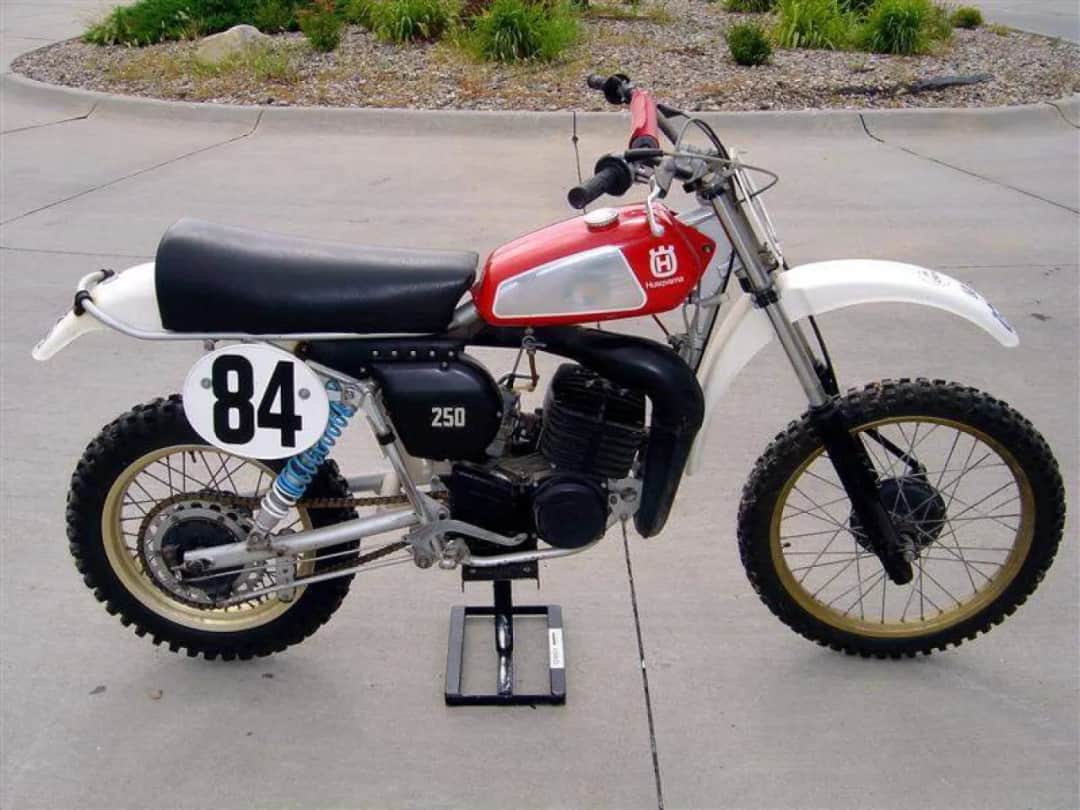 Husqvarna CR 250: wszystko, co musisz wiedzieć o legendarnym motocyklu enduro