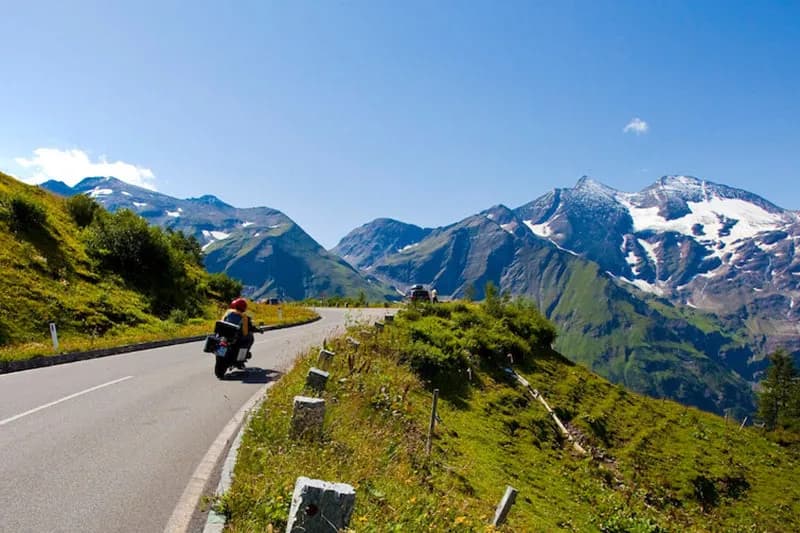 Niezapomniane trasy motocyklowe w Alpach - odkryj piękno i wyzwania