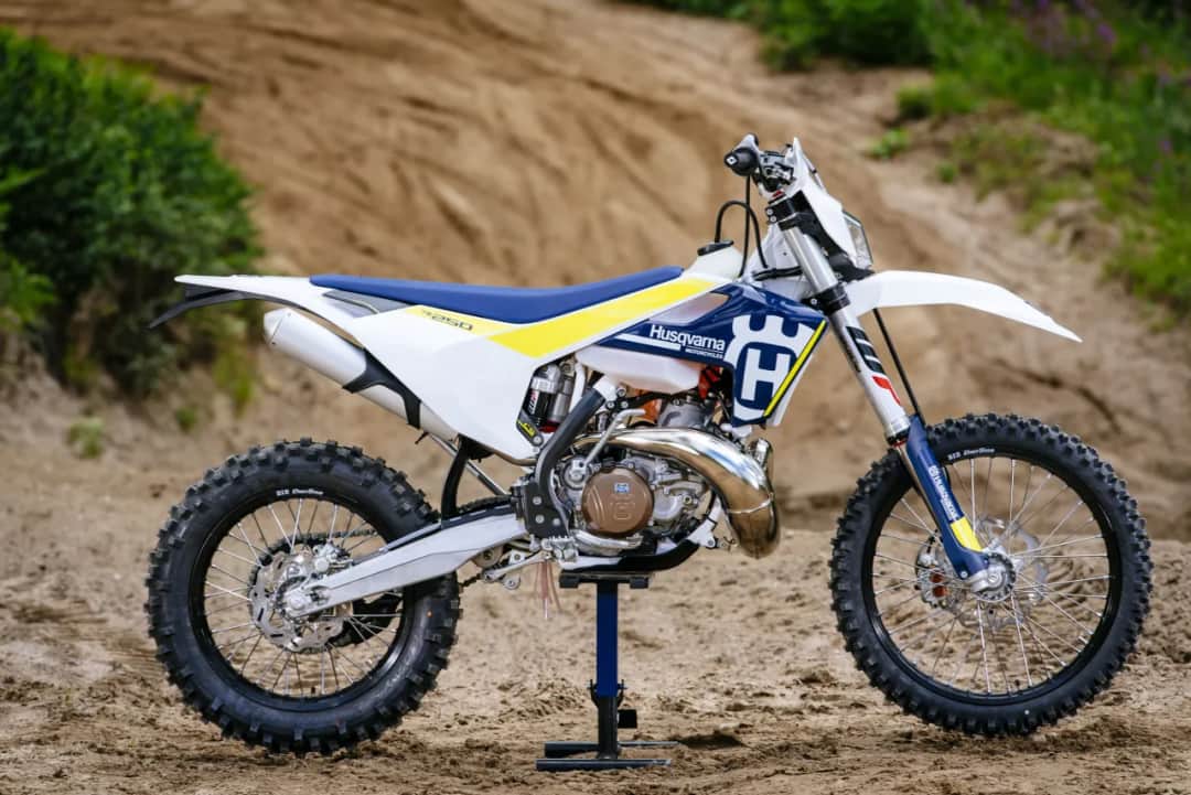 Husqvarna TE 250 z amortyzatorami Koni: czy to najlepsze rozwiązanie dla zawieszenia?