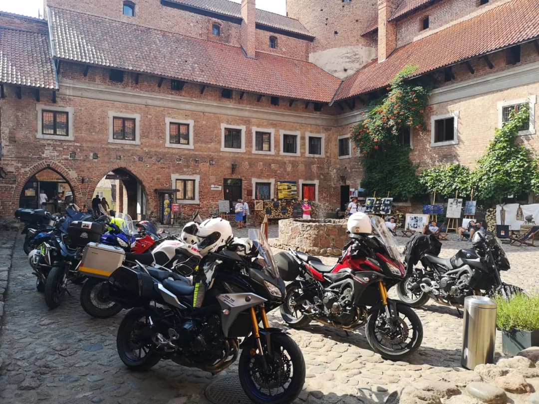 Najlepsze trasy motocyklowe na Mazurach – mapa i praktyczne wskazówki dla motocyklistów