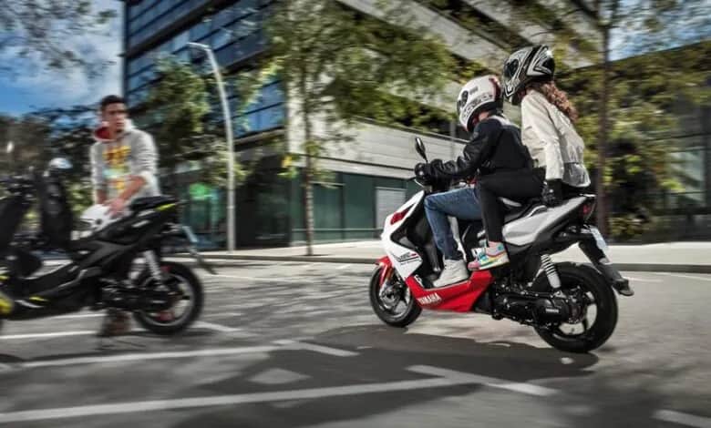 Czy motorowerem można jeździć bez prawa jazdy? Sprawdź zasady i konsekwencje