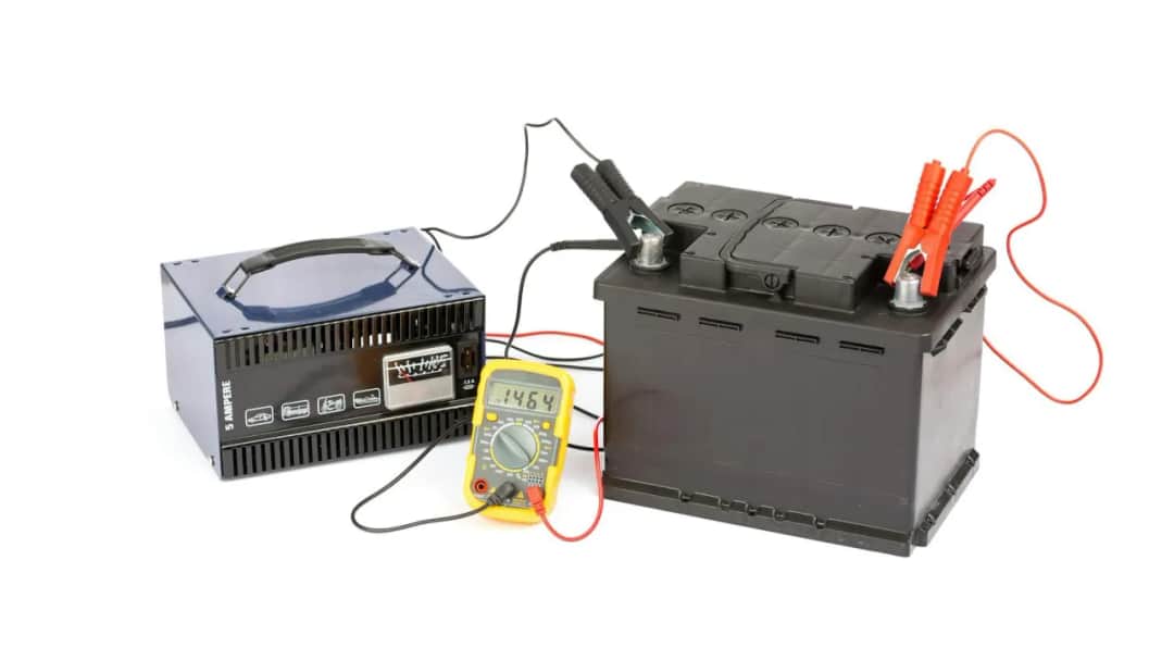 Kiedy odłączyć akumulator od prostownika? Sprawdź sygnały