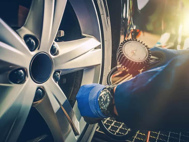 Jakie ciśnienie w oponach zimą zapewni bezpieczną jazdę? Sprawdź zalecenia!