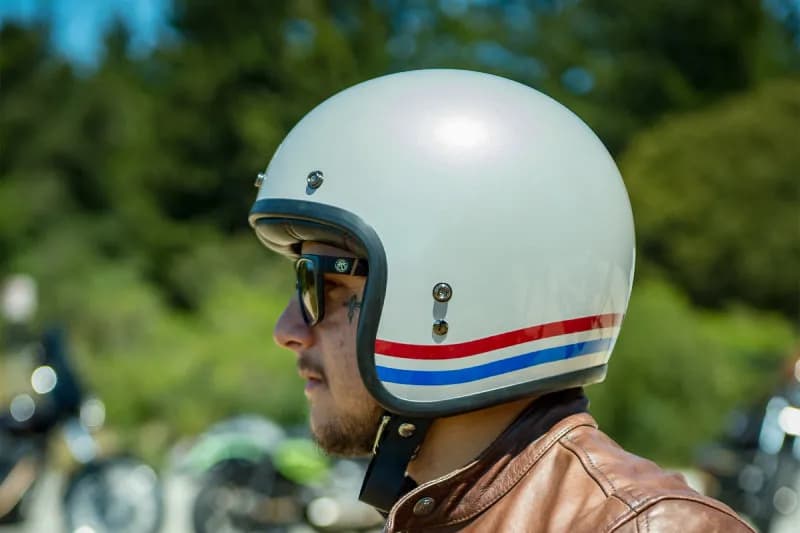 Jaki kolor kasku motocyklowego wybrać dla lepszej widoczności?