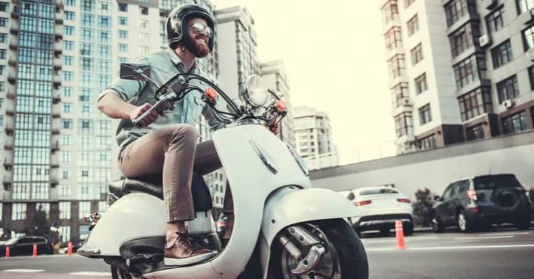 Czy skuter to motorower? Poznaj kluczowe różnice i przepisy