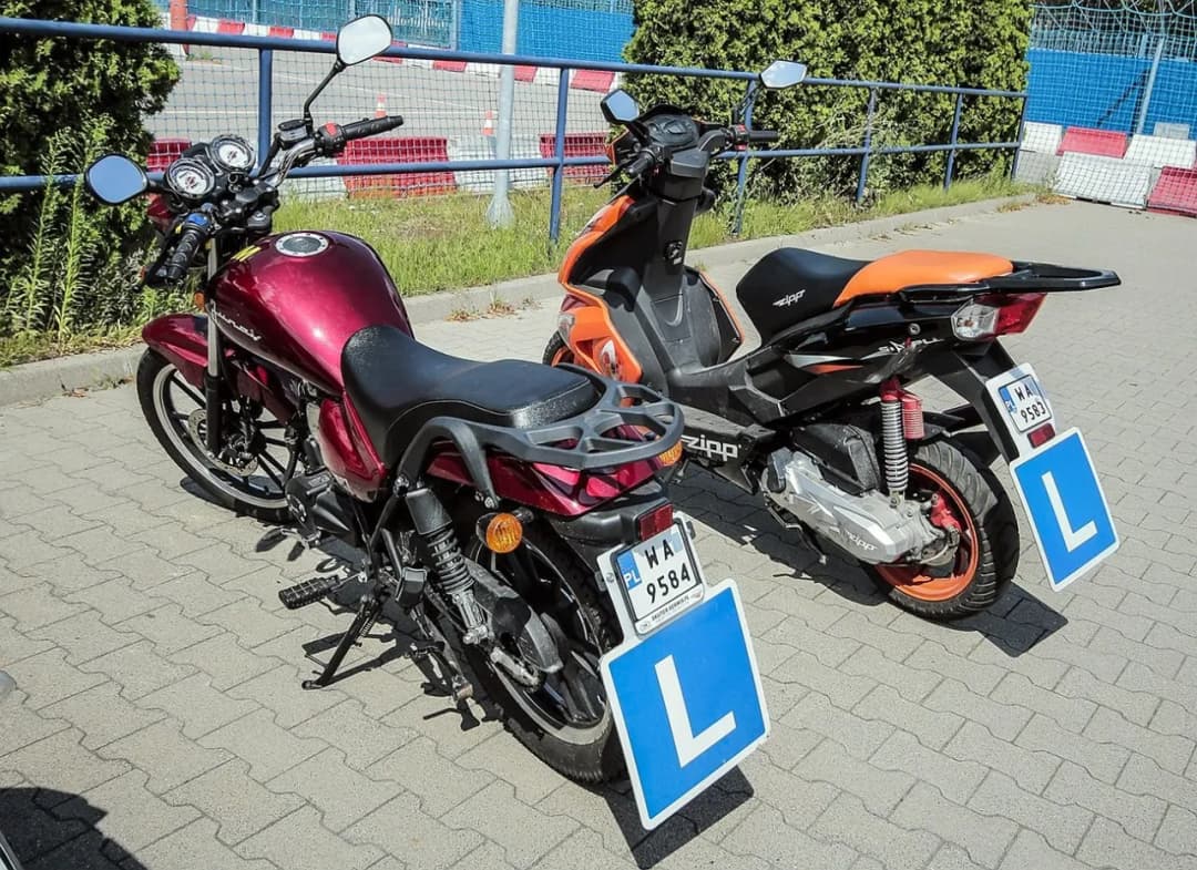 Jakie uprawnienia na motorower? Sprawdź, co musisz wiedzieć!