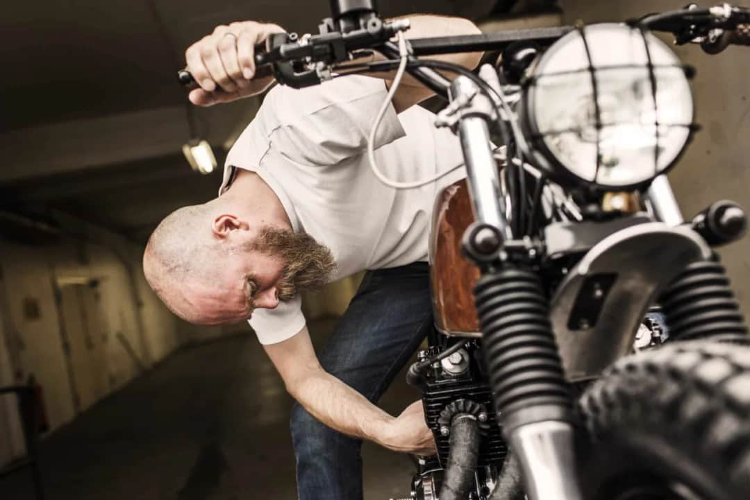 Jak ładować akumulator motocyklowy - uniknij najczęstszych błędów