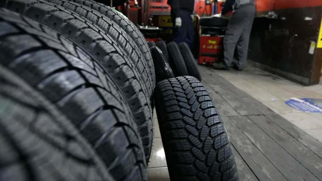 Kiedy założyć opony zimowe? Uniknij mandatu i niebezpieczeństw na drodze!