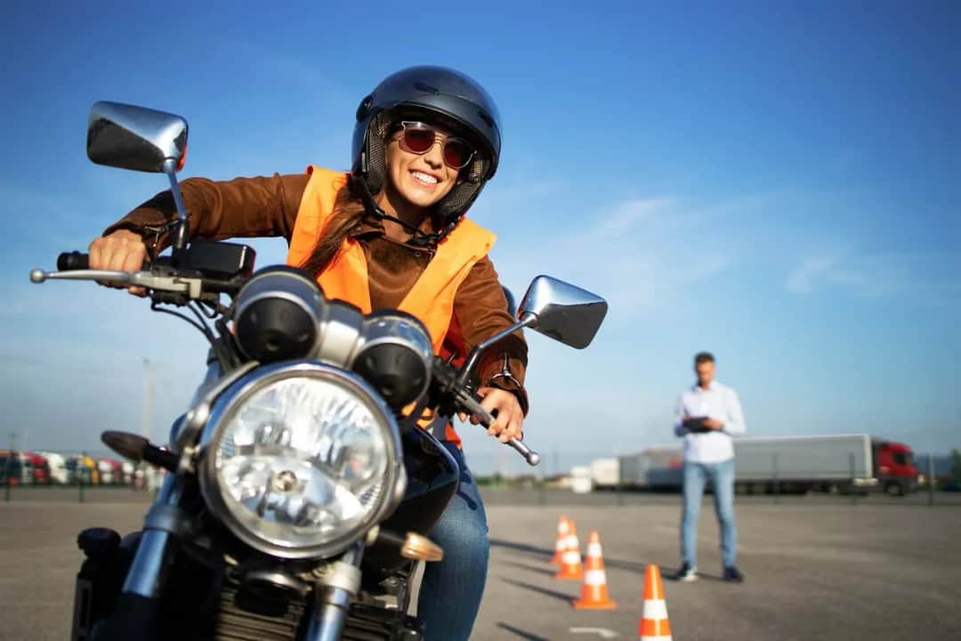 Ile kosztuje kurs na motorower? Sprawdź ukryte wydatki i oszczędności