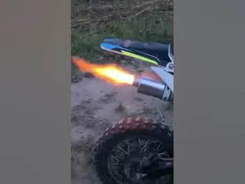 Czy strzelanie z wydechu szkodzi silnikowi i środowisku? Sprawdź skutki